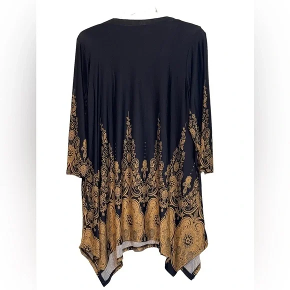 White Mark black Scroll, 3/4” sleeve, handkerchief hem top. EUC Size 2 XL - Picture 4 of 6